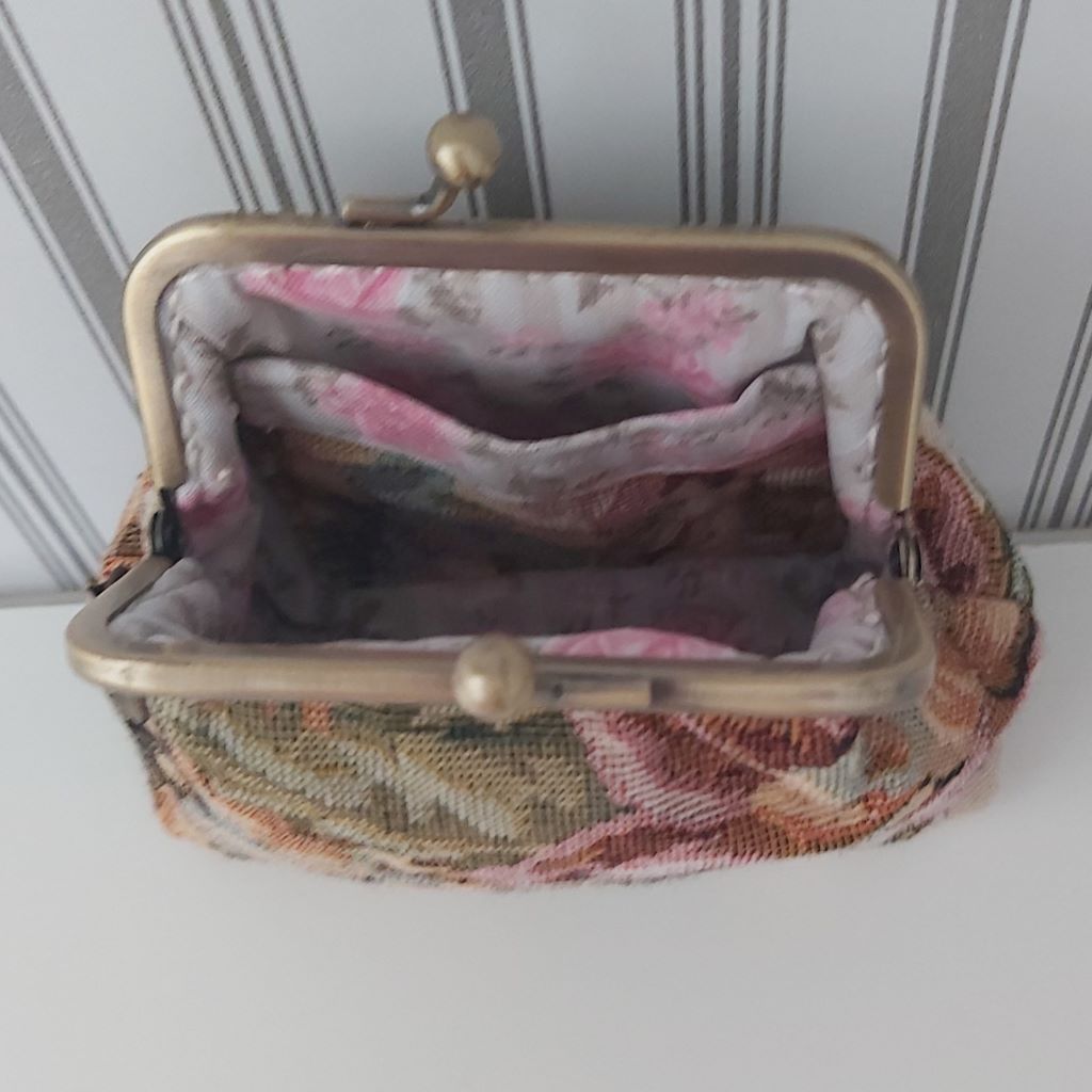 Vintage báj, kézműves elegancia – virágmintás gobelin tárca bagoly fityegővel