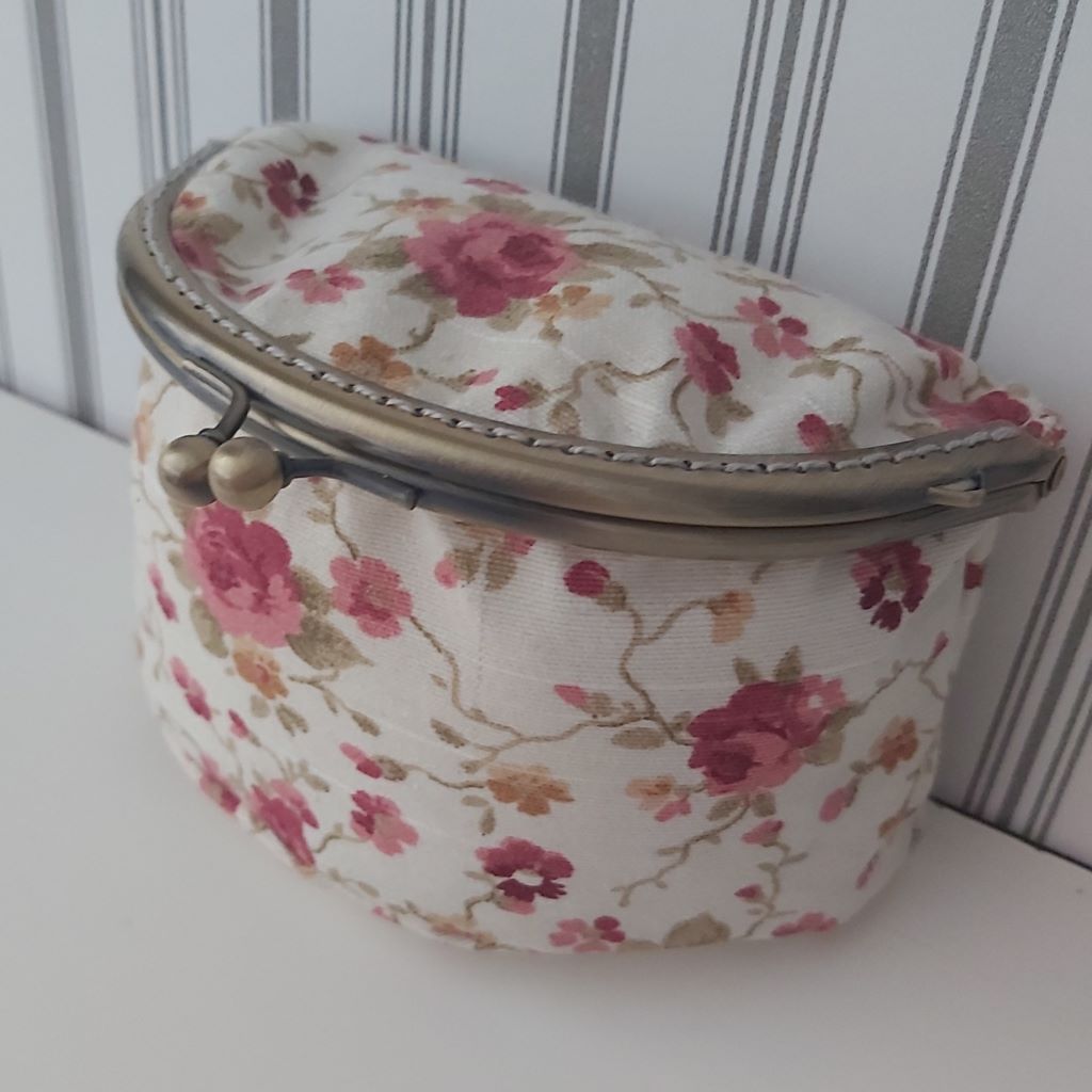 Vintage virágos piperetartó / tároló neszesszer – elegáns, kézműves darab