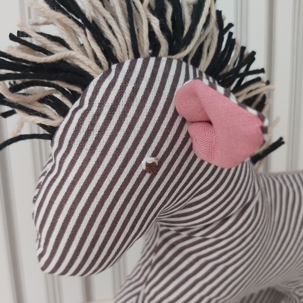 Egyedi, kézzel és géppel varrott játék zebra – Puha ölelni való barát