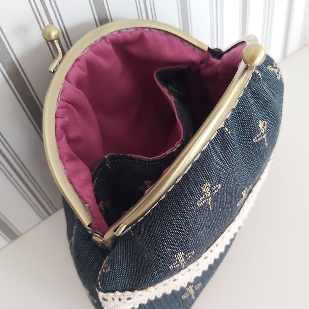 Szitakötős, csatos vintage neszesszer – elegáns, egyedi kézműves darab