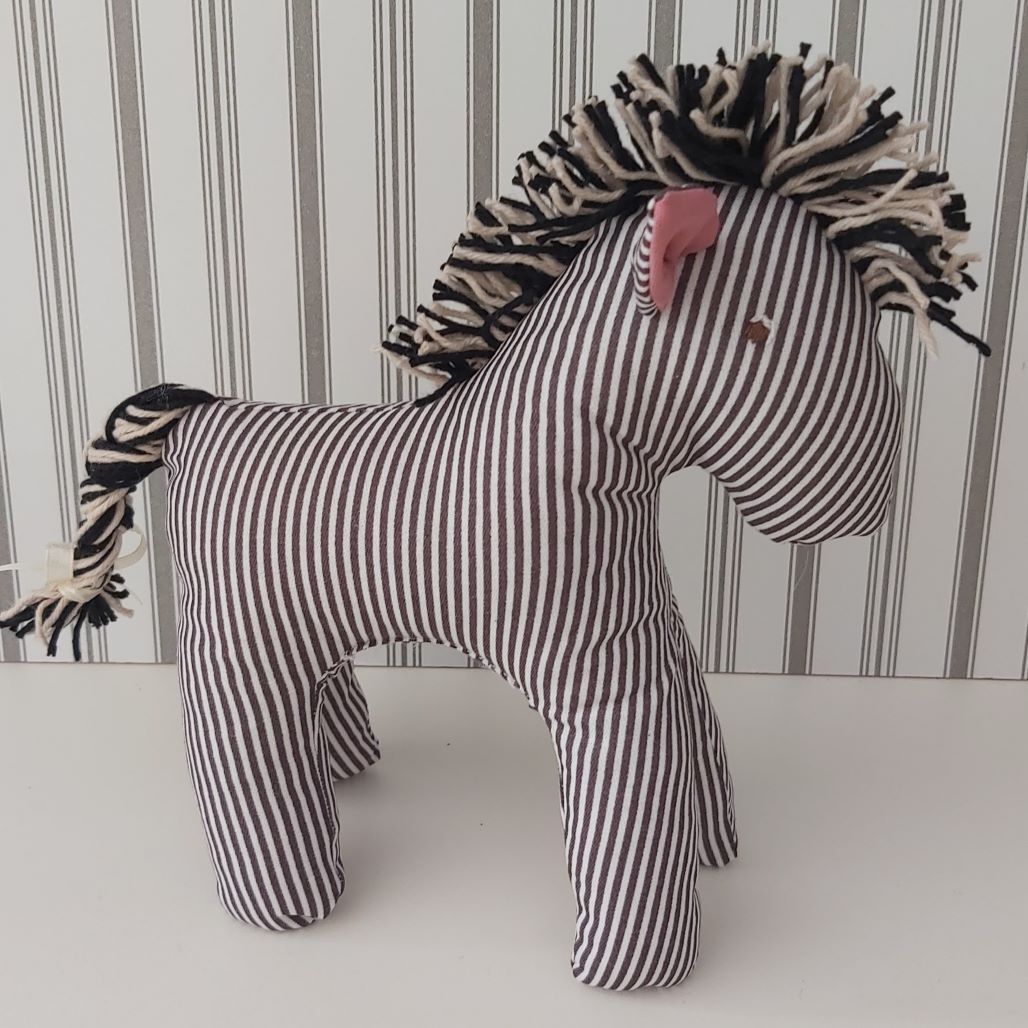 Egyedi, kézzel és géppel varrott játék zebra – Puha ölelni való barát