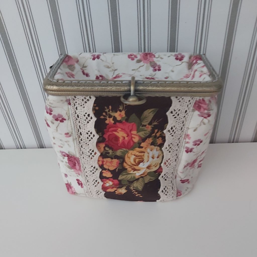 Rózsás, csipkés piperetartó / tároló – vintage romantika