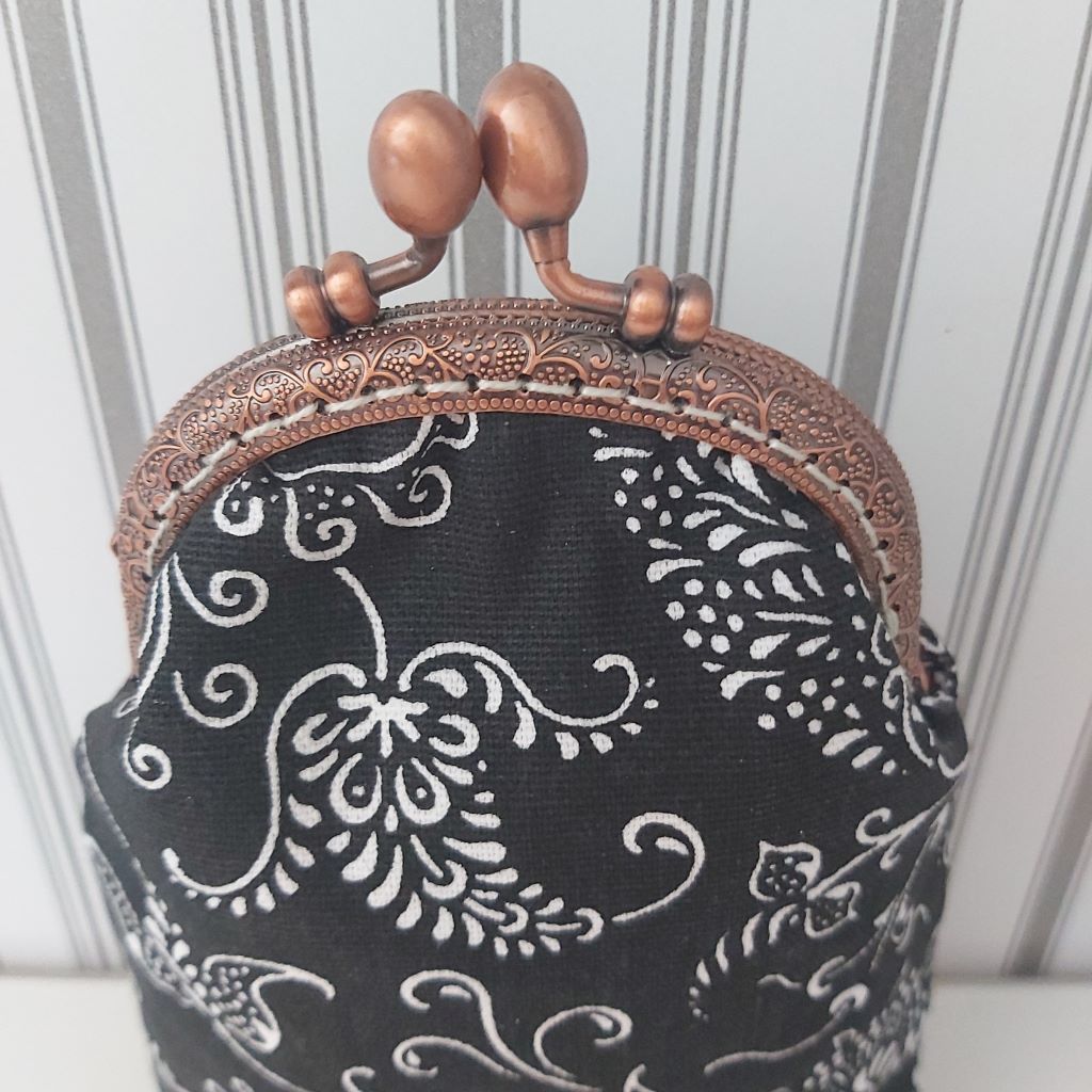 Tulipános neszesszer / piperetartó – romantikus, vintage hangulatban