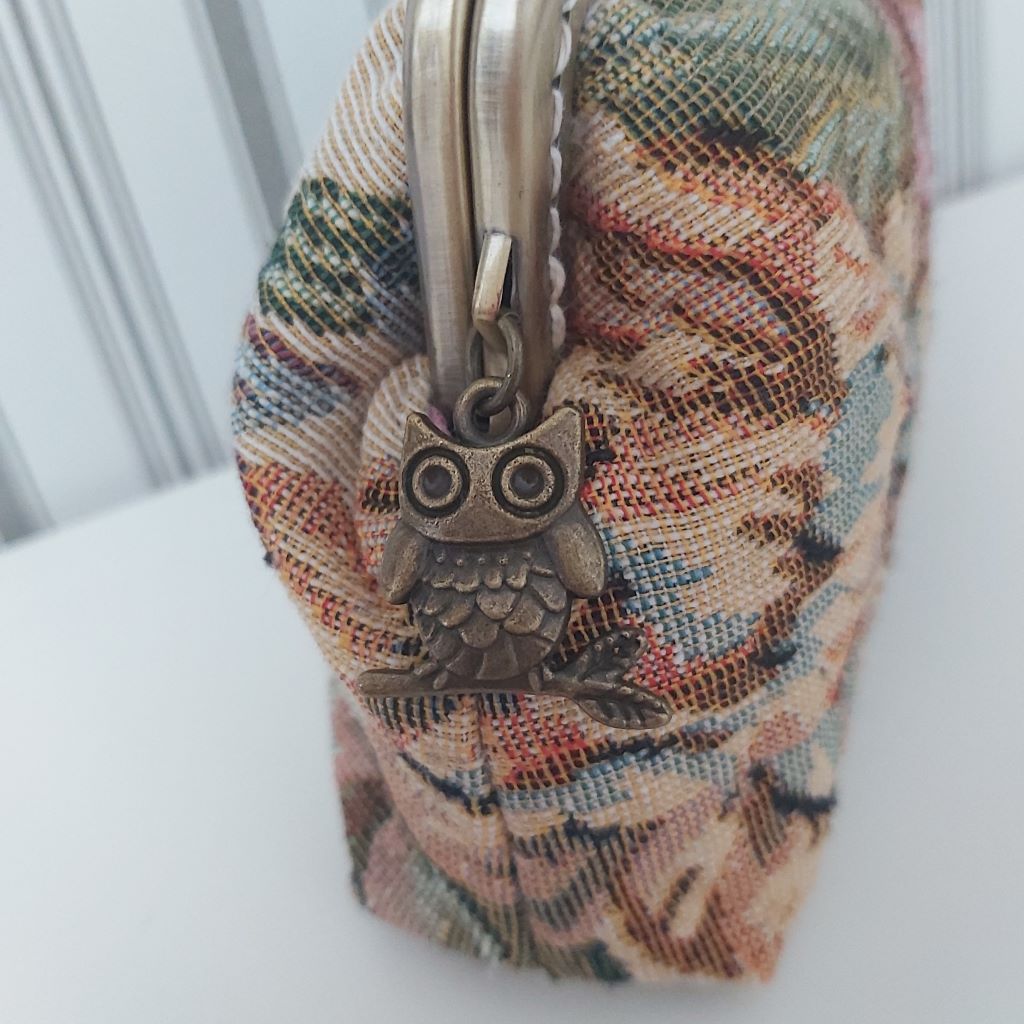 Vintage báj, kézműves elegancia – virágmintás gobelin tárca bagoly fityegővel