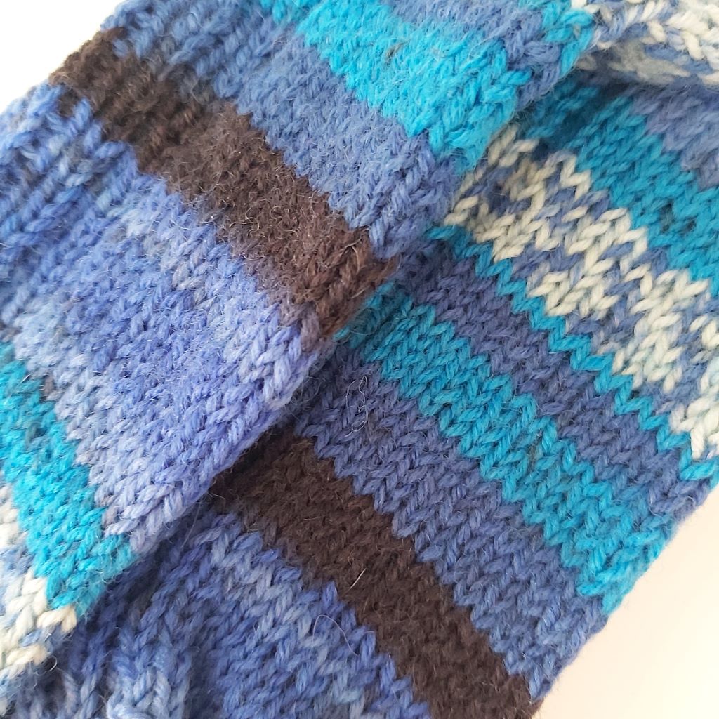Vidám, unisex, színátmenetes, kézzel kötött gyermek zokni