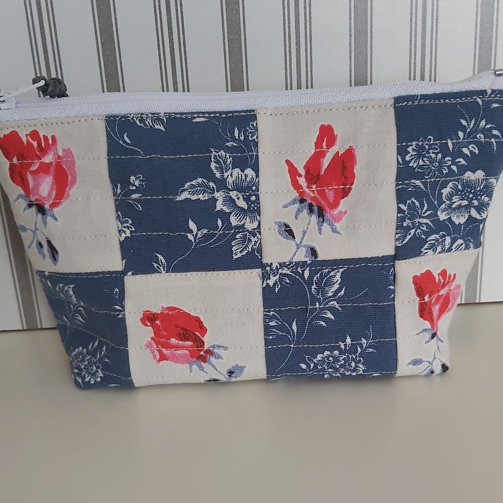 Rózsás-virágos patchwork neszesszer – egyedi, romantikus kézműves darab
