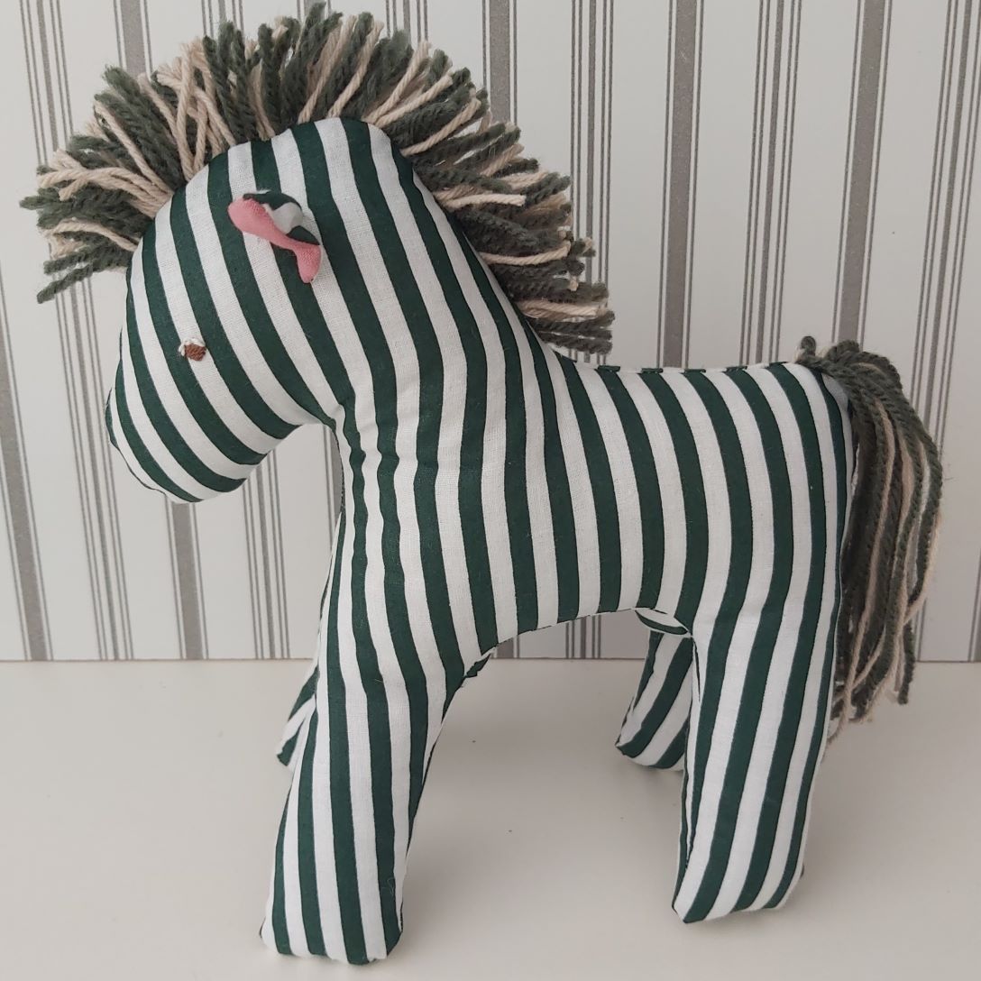 Egyedi, kézzel és géppel varrott játék zebra – Puha ölelni való barát