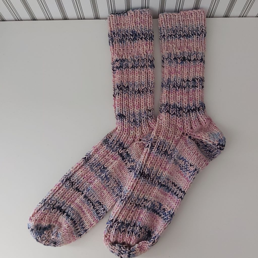 Rózsaszín–pink–szürke–kék színátmenetes, kézzel kötött zokni 