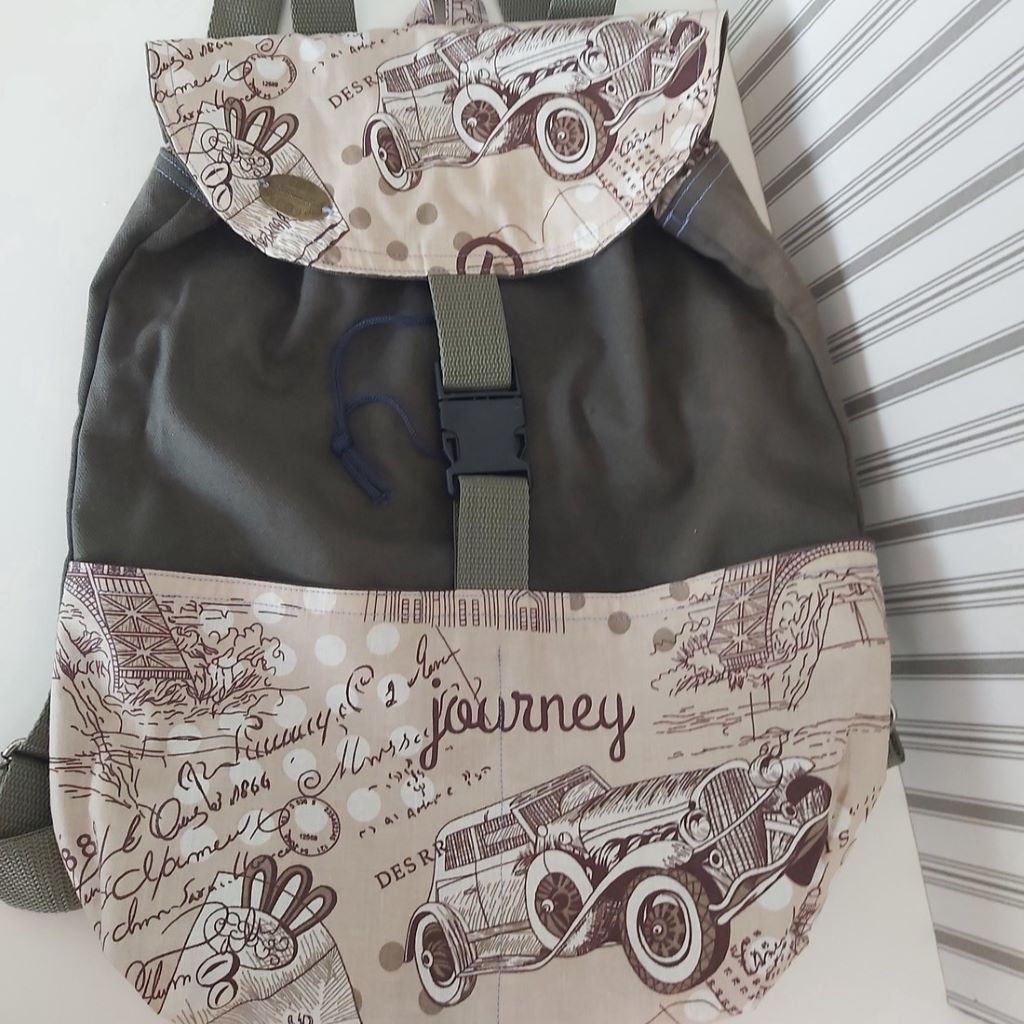 Oldtimer autós hátizsák – khaki színben, vintage hangulattal 