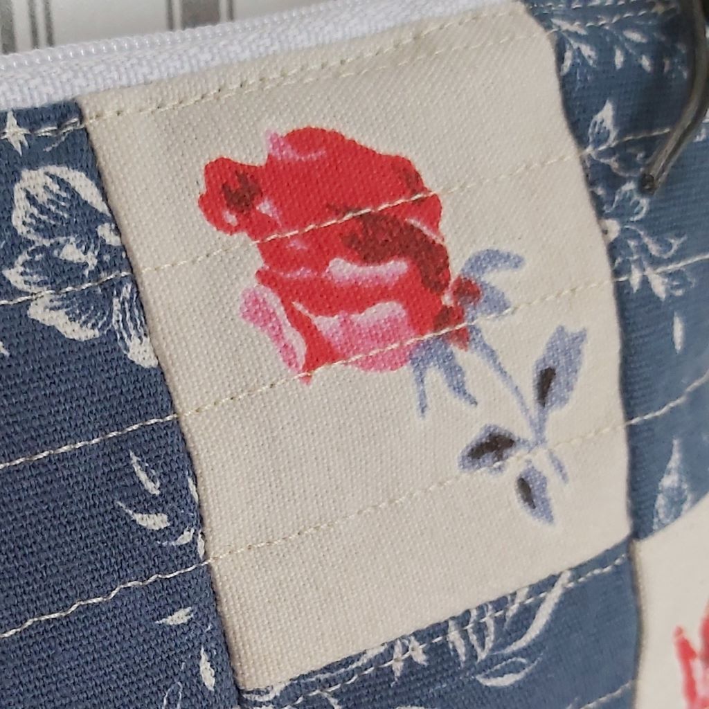 Rózsás-virágos patchwork neszesszer – egyedi, romantikus kézműves darab