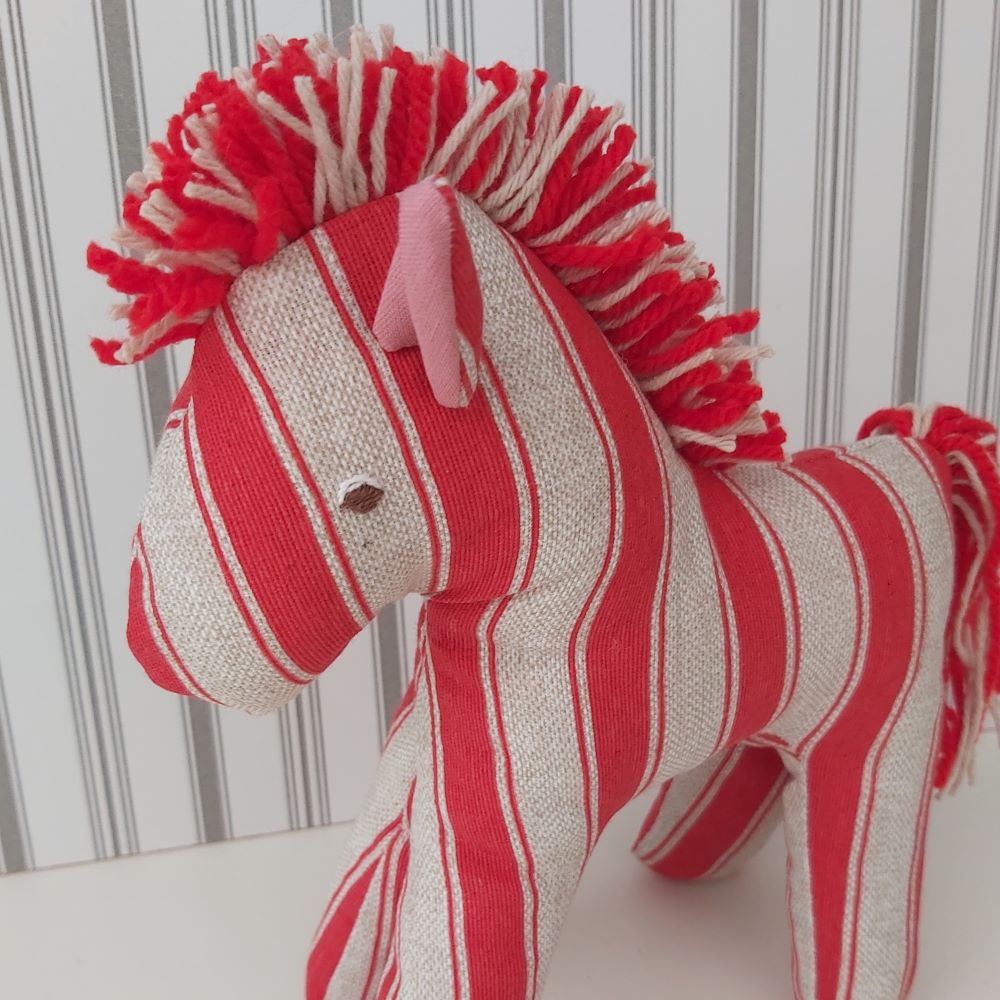 Egyedi, kézzel és géppel varrott játék zebra – Puha ölelni való barát