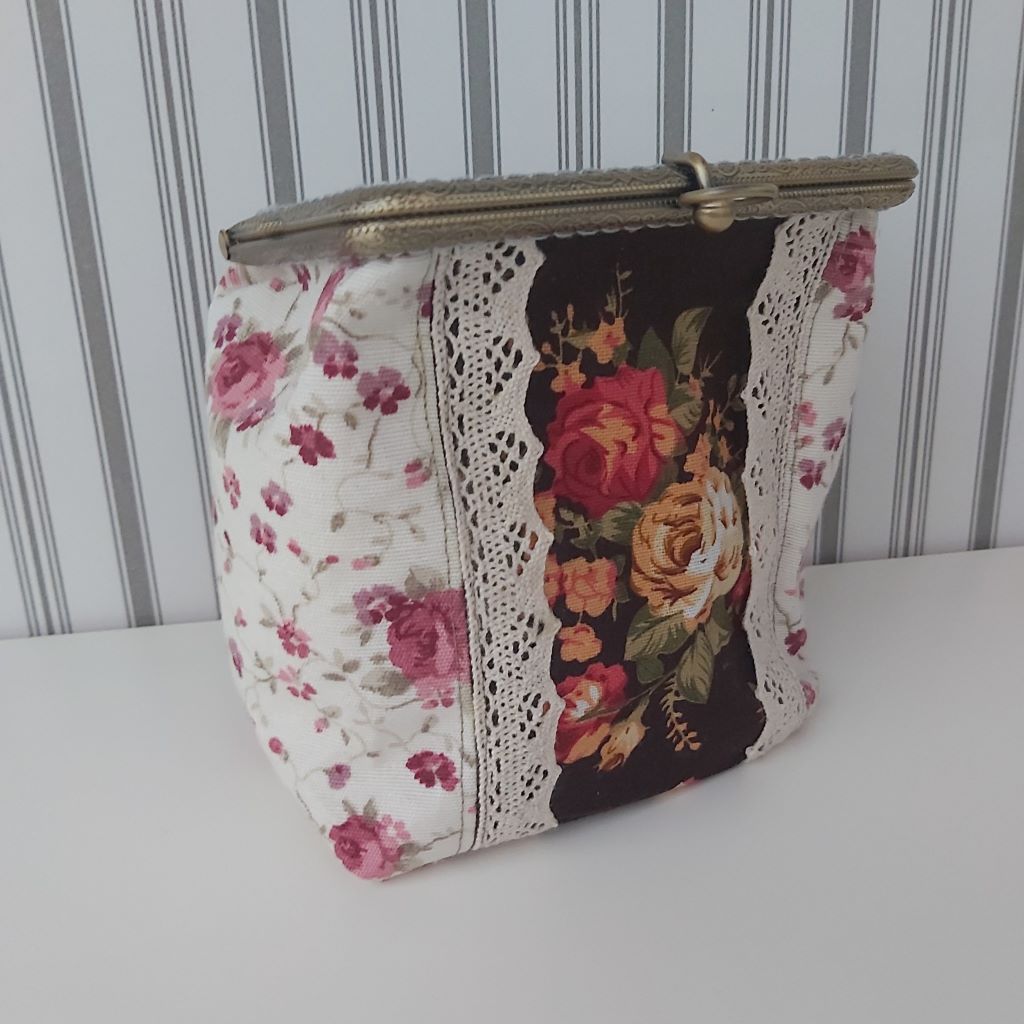 Rózsás, csipkés piperetartó / tároló – vintage romantika