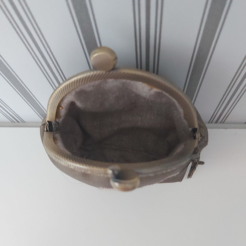 Metallic Leather bronz textilbőr neszesszer – romantikus vintage elegancia