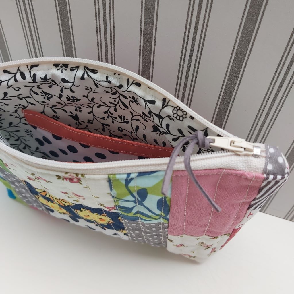 Napocskás patchwork tolltartó / neszesszer – egy kis vidámság minden napra! 