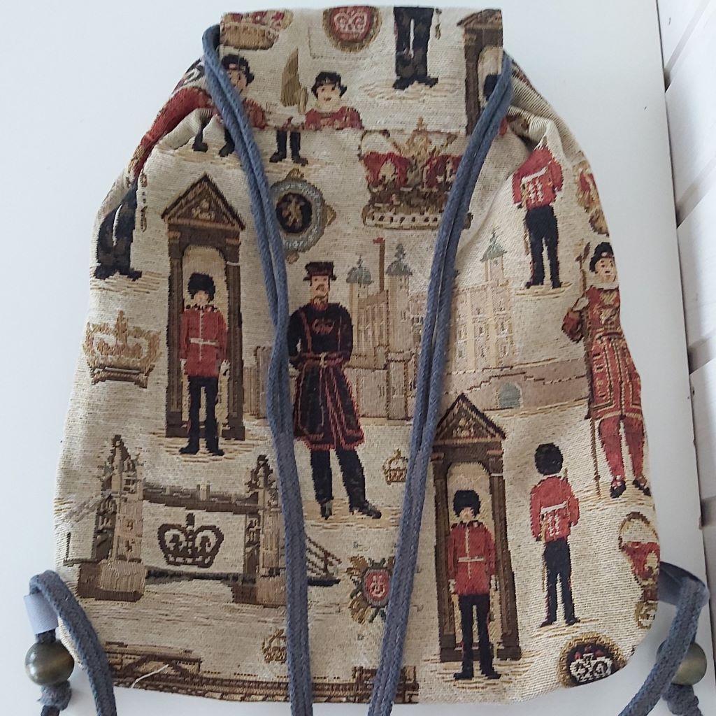 Gobelin hátizsák London-rajongóknak – Buckingham-palota őre és korona