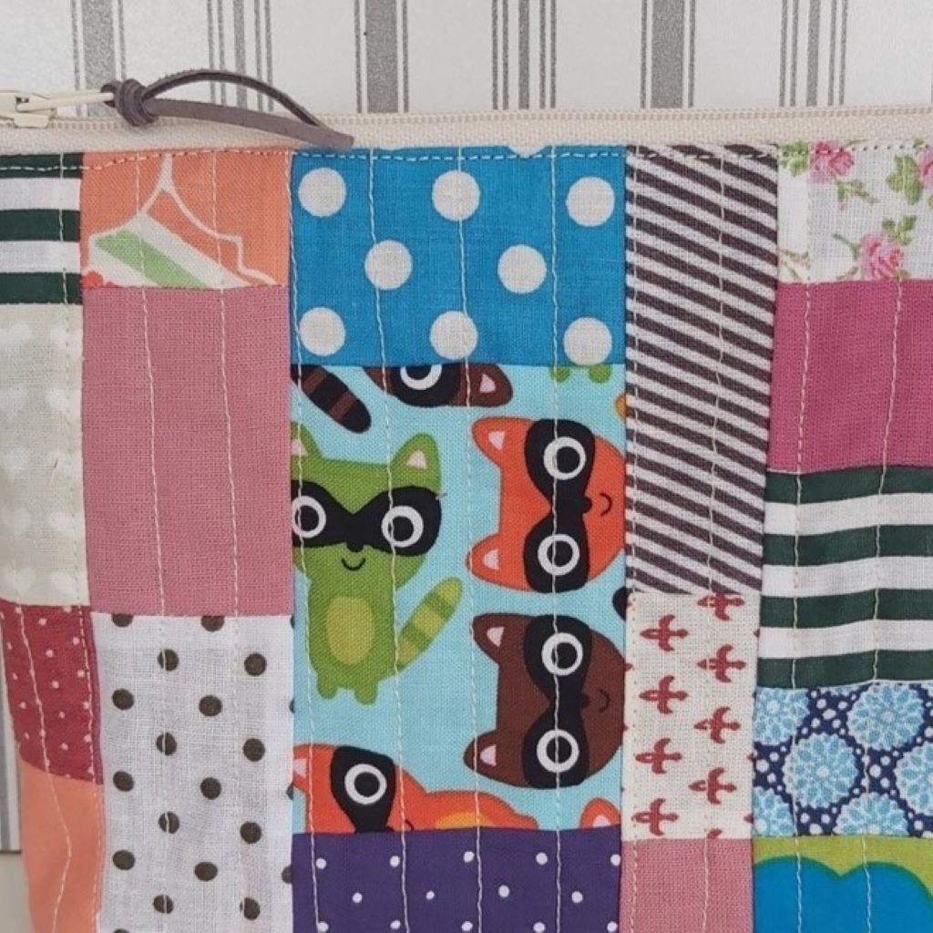Vidám patchwork tolltartó / neszesszer – színes, egyedi darab