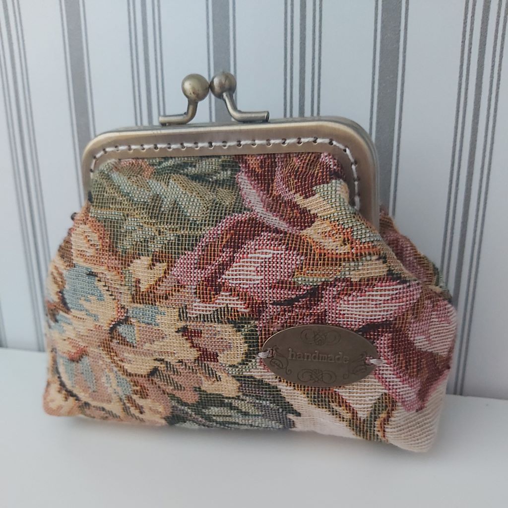 Vintage báj, kézműves elegancia – virágmintás gobelin tárca bagoly fityegővel