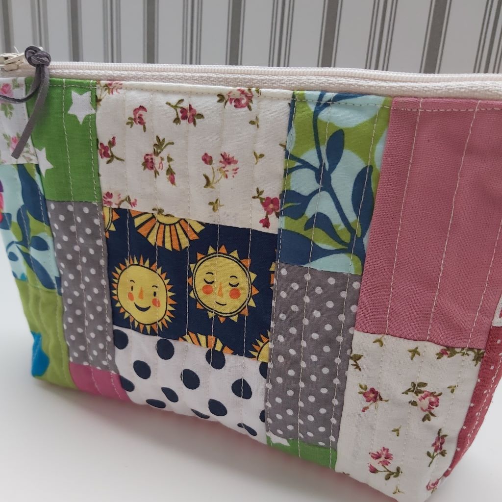 Napocskás patchwork tolltartó / neszesszer – egy kis vidámság minden napra! 