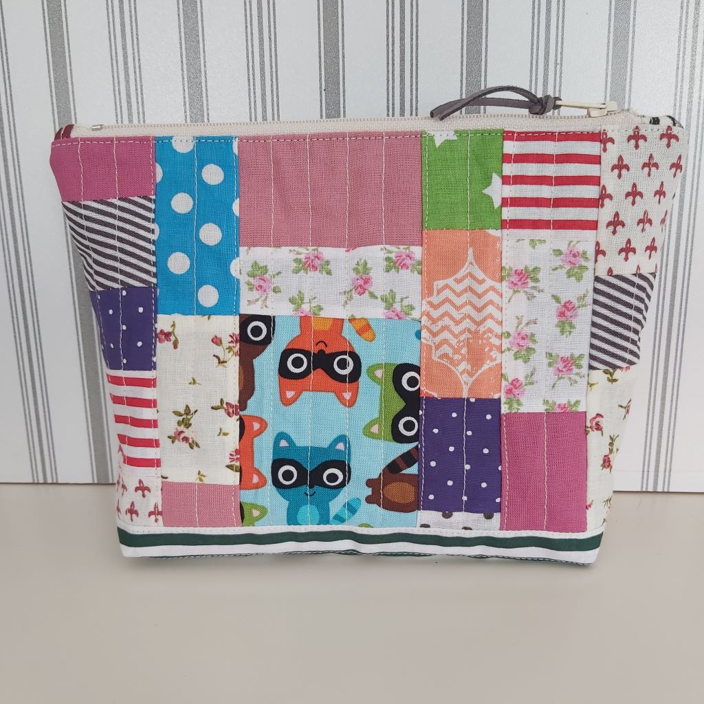 Vidám patchwork tolltartó / neszesszer – színes, egyedi darab
