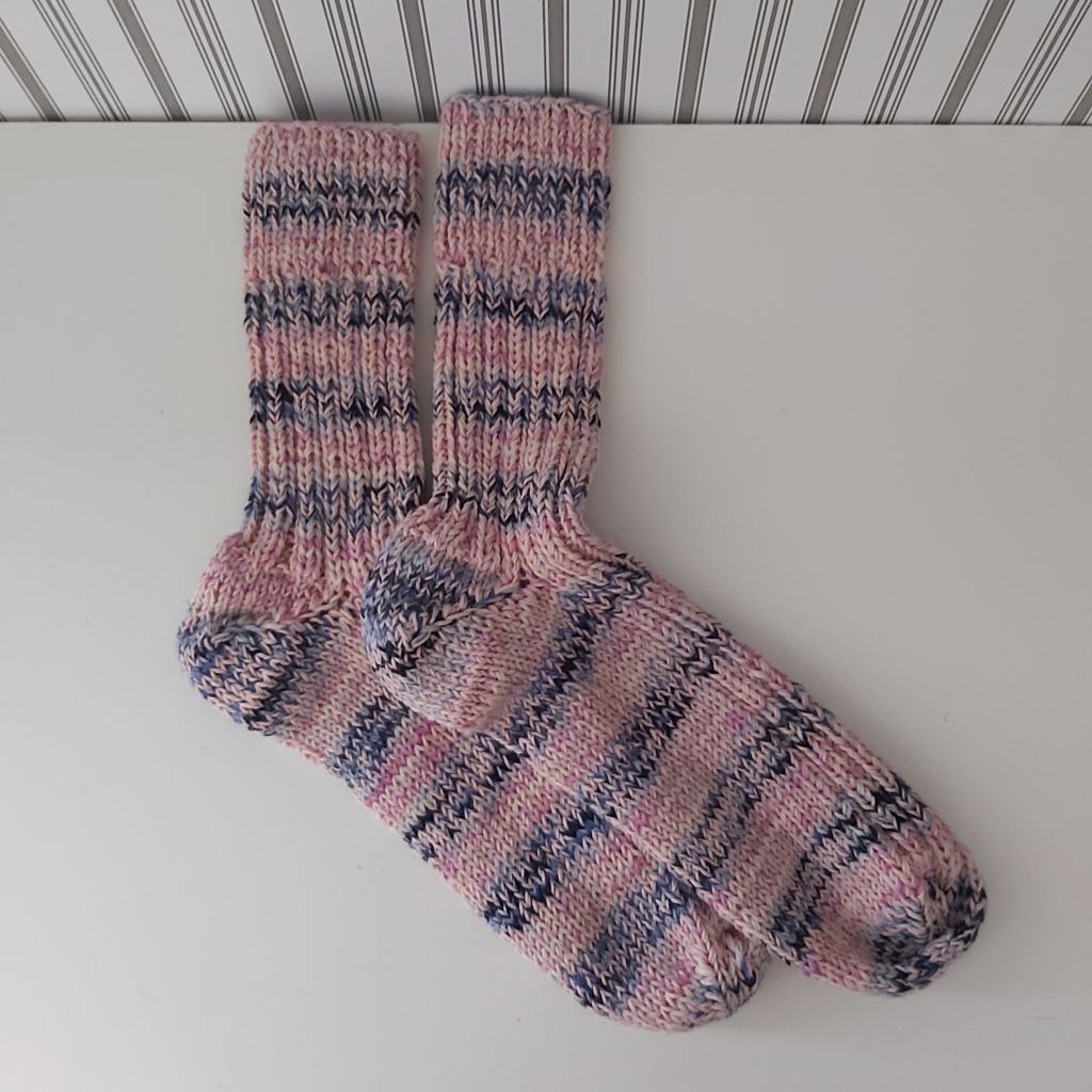 Rózsaszín–pink–szürke–kék színátmenetes, kézzel kötött zokni 