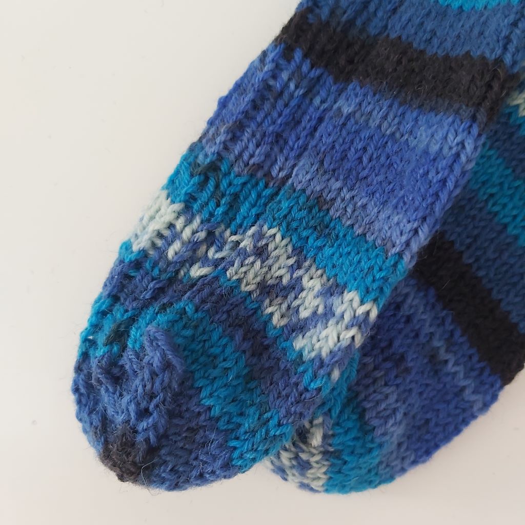 Vidám, unisex, színátmenetes, kézzel kötött gyermek zokni   