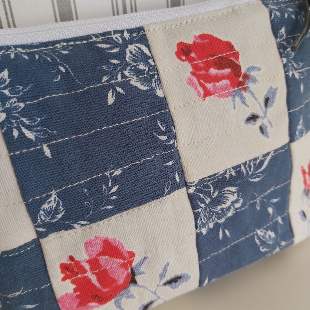 Rózsás-virágos patchwork neszesszer – egyedi, romantikus kézműves darab