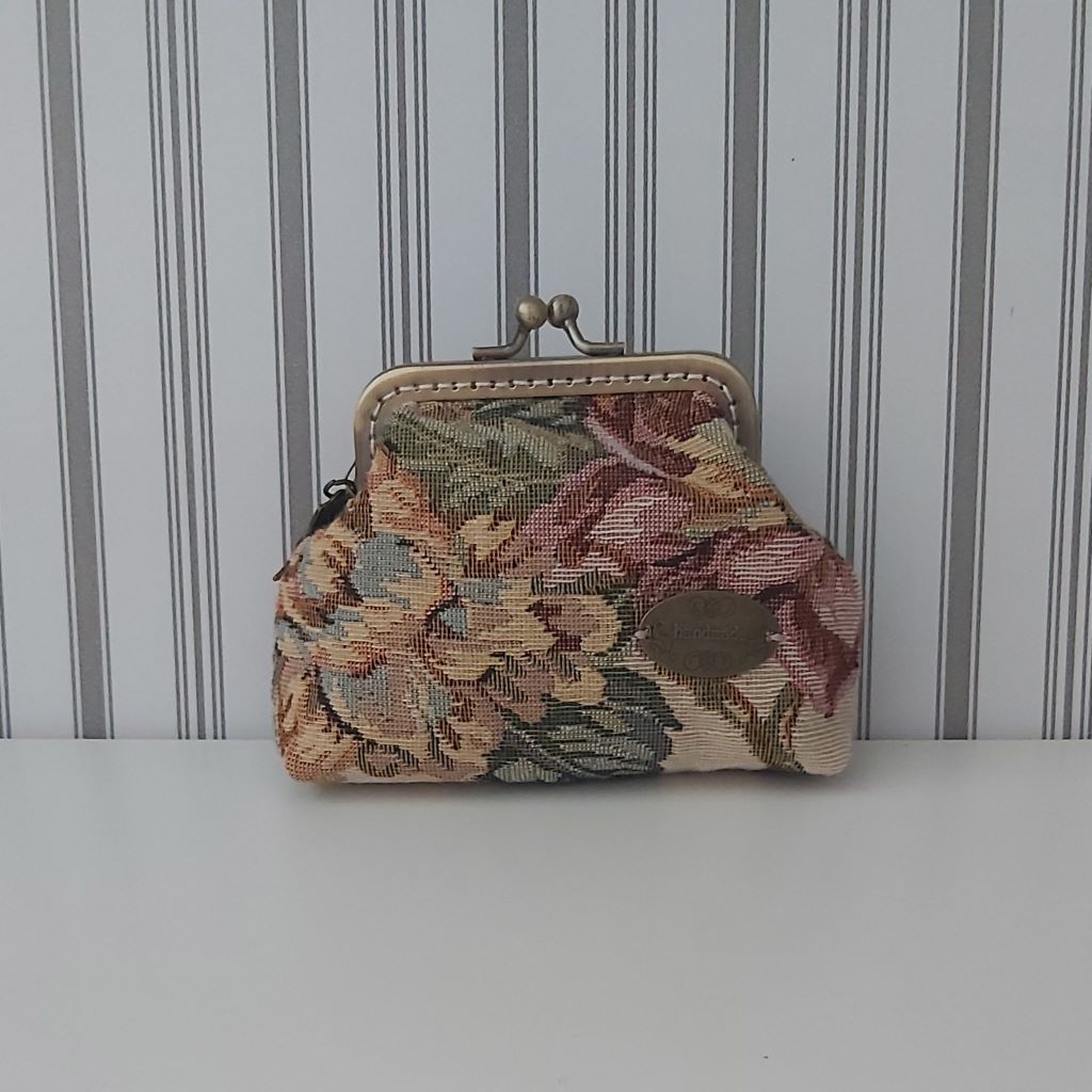 Vintage báj, kézműves elegancia – virágmintás gobelin tárca bagoly fityegővel