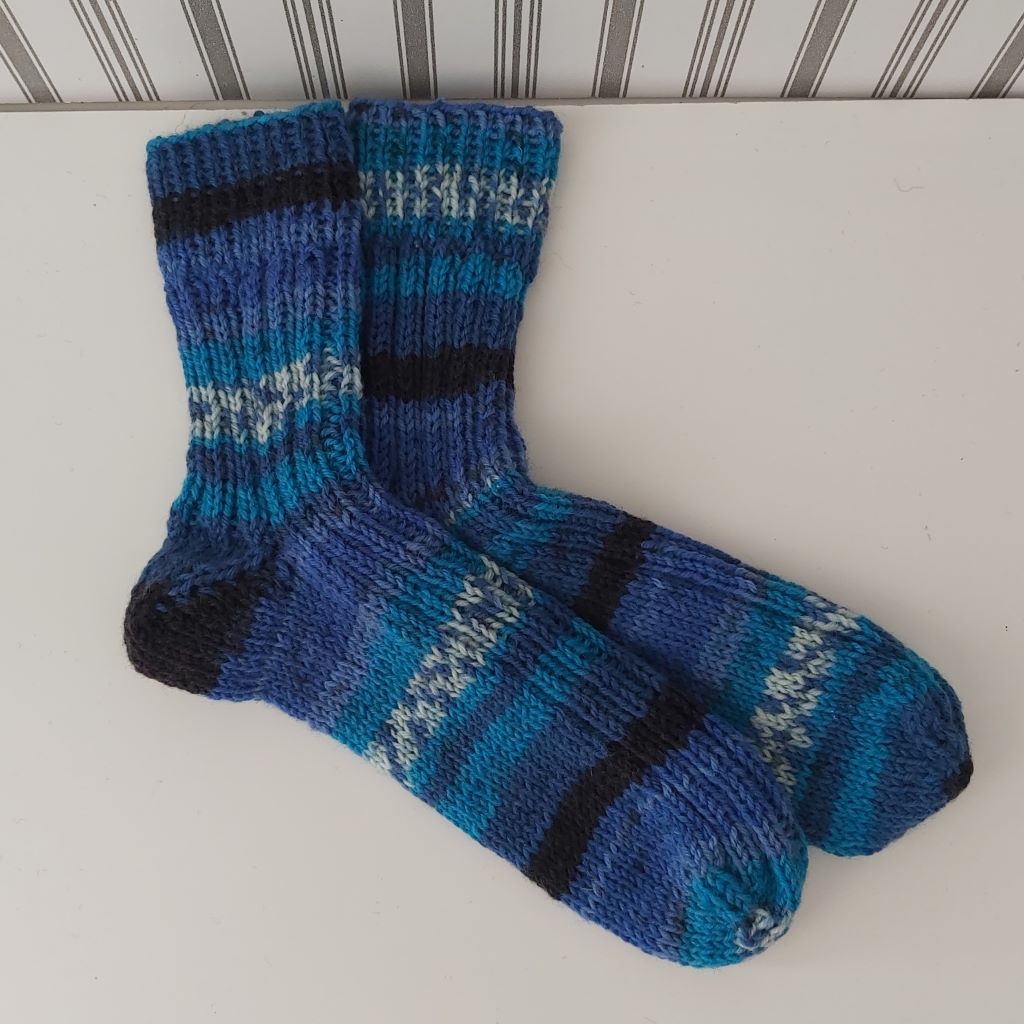Vidám, unisex, színátmenetes, kézzel kötött gyermek zokni   