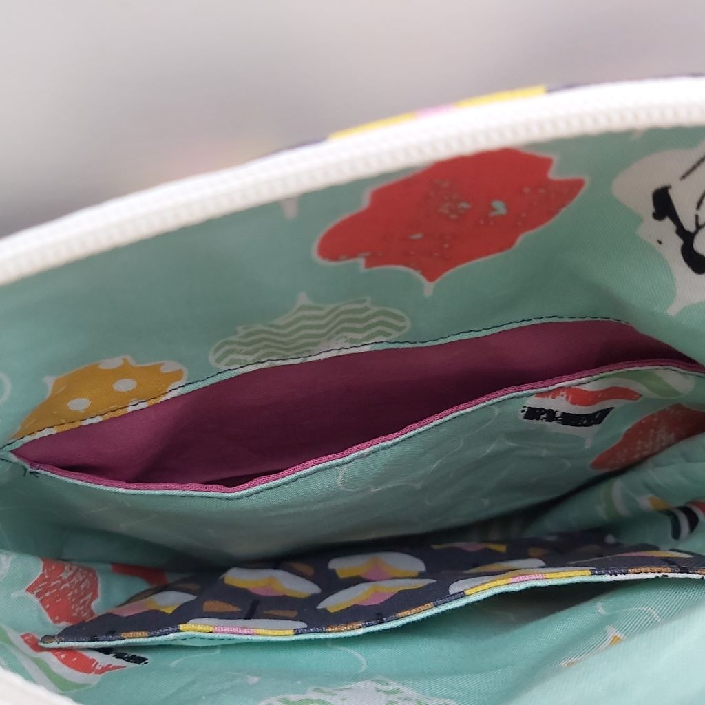 Tulipán mintás ÖKO-TEX vászonból  -  Cipzáras, sokzsebes válltáska