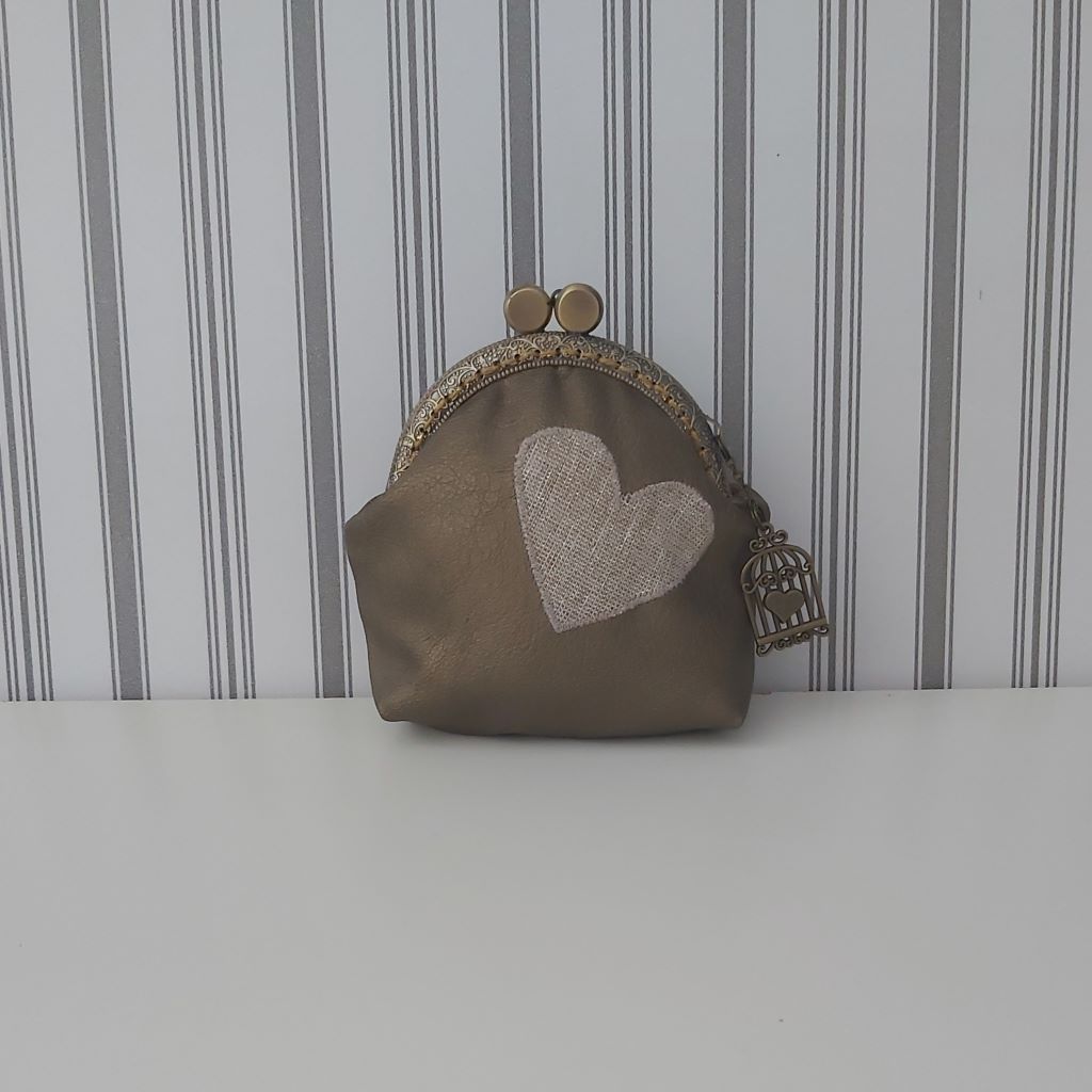 Metallic Leather bronz textilbőr neszesszer – romantikus vintage elegancia