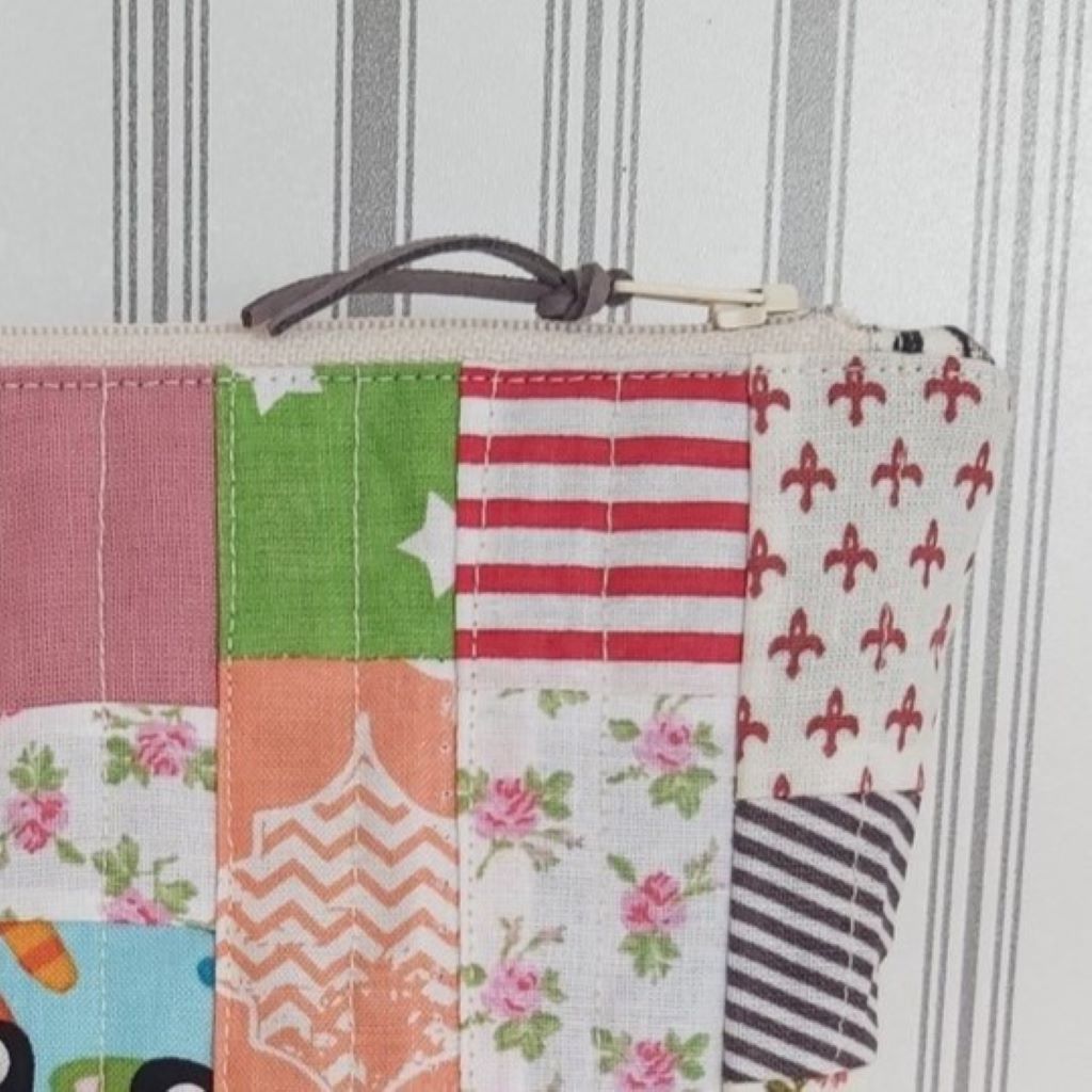 Vidám patchwork tolltartó / neszesszer – színes, egyedi darab