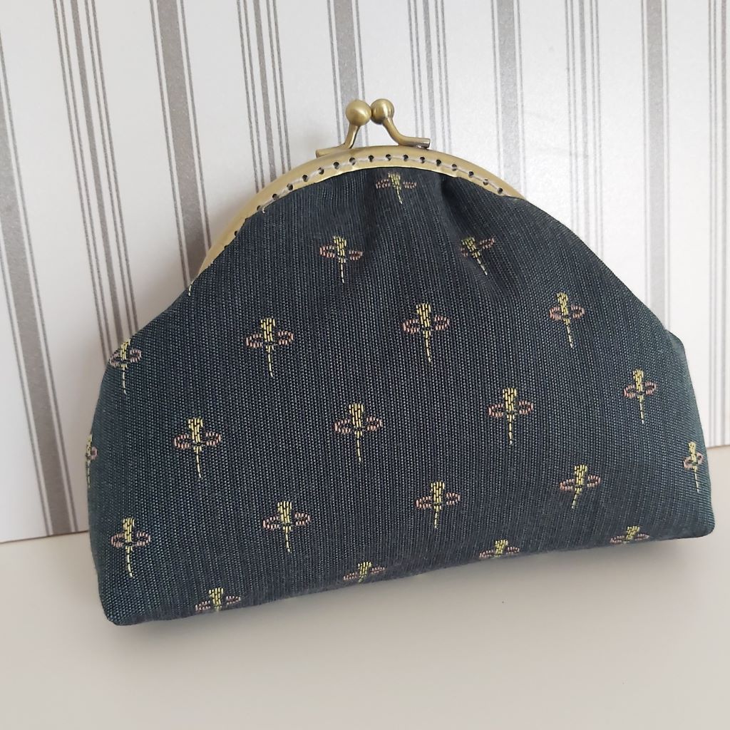 Szitakötős, csatos vintage neszesszer – elegáns, egyedi kézműves darab