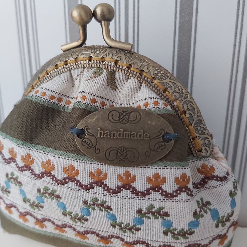 Kék-sárga virágos neszesszer – hímzett, elegáns kézműves darab