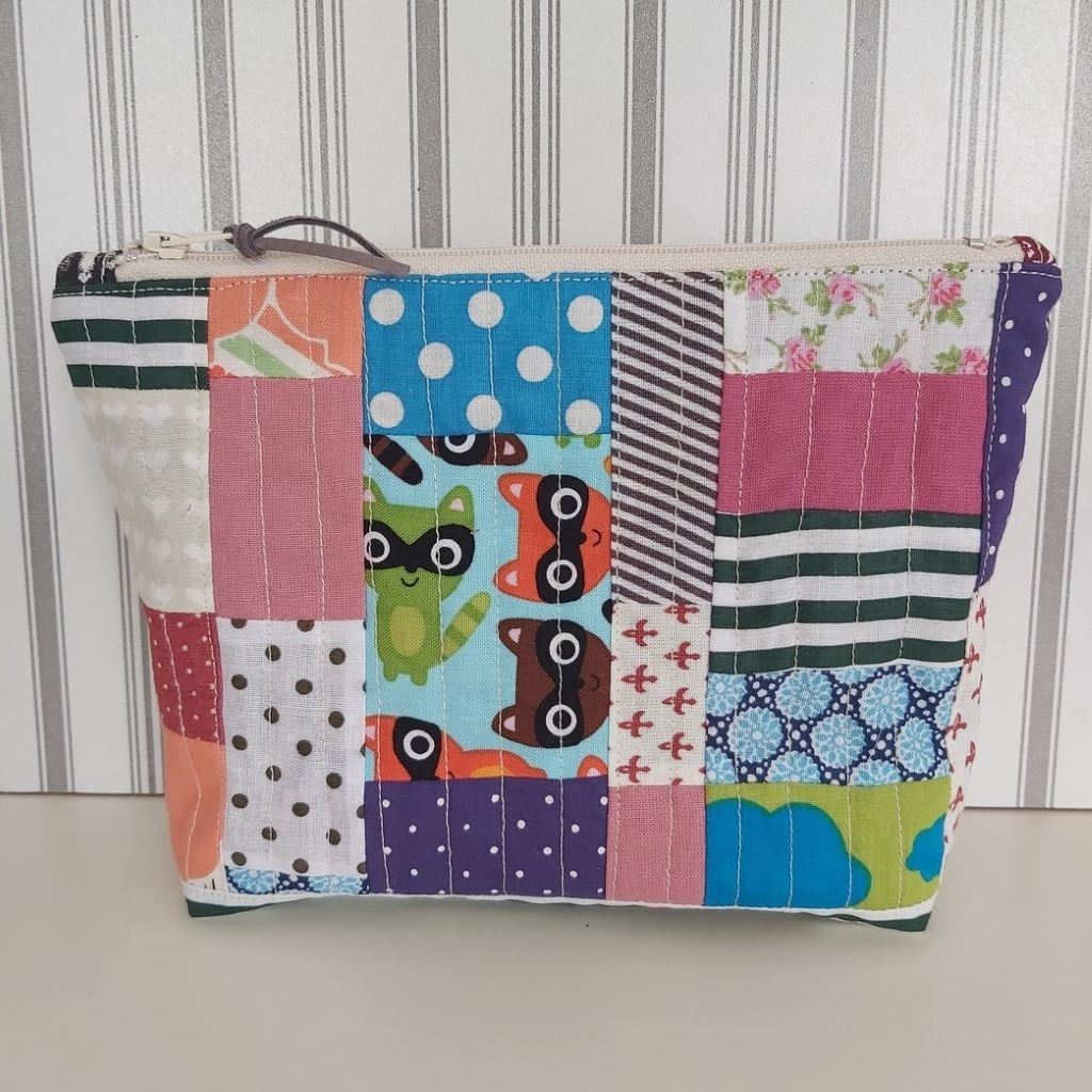 Vidám patchwork tolltartó / neszesszer – színes, egyedi darab
