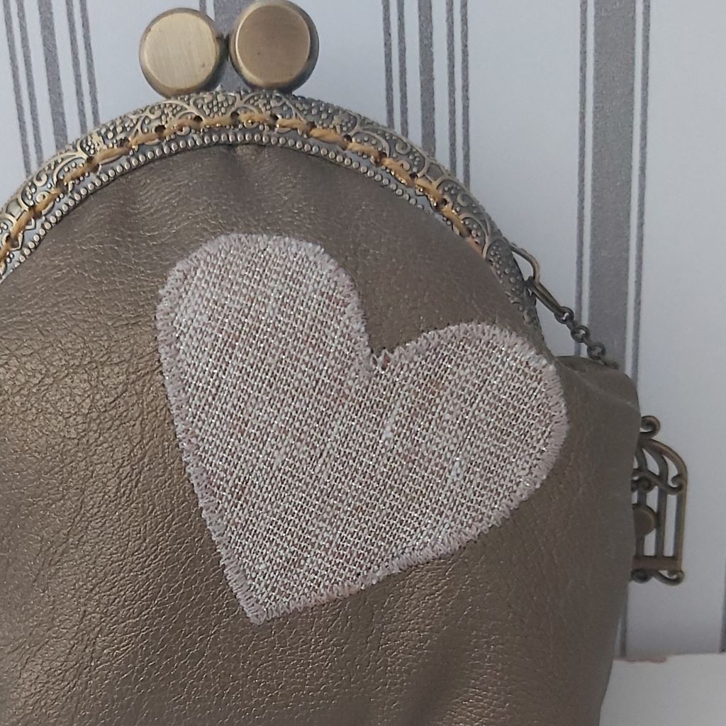 Metallic Leather bronz textilbőr neszesszer – romantikus vintage elegancia