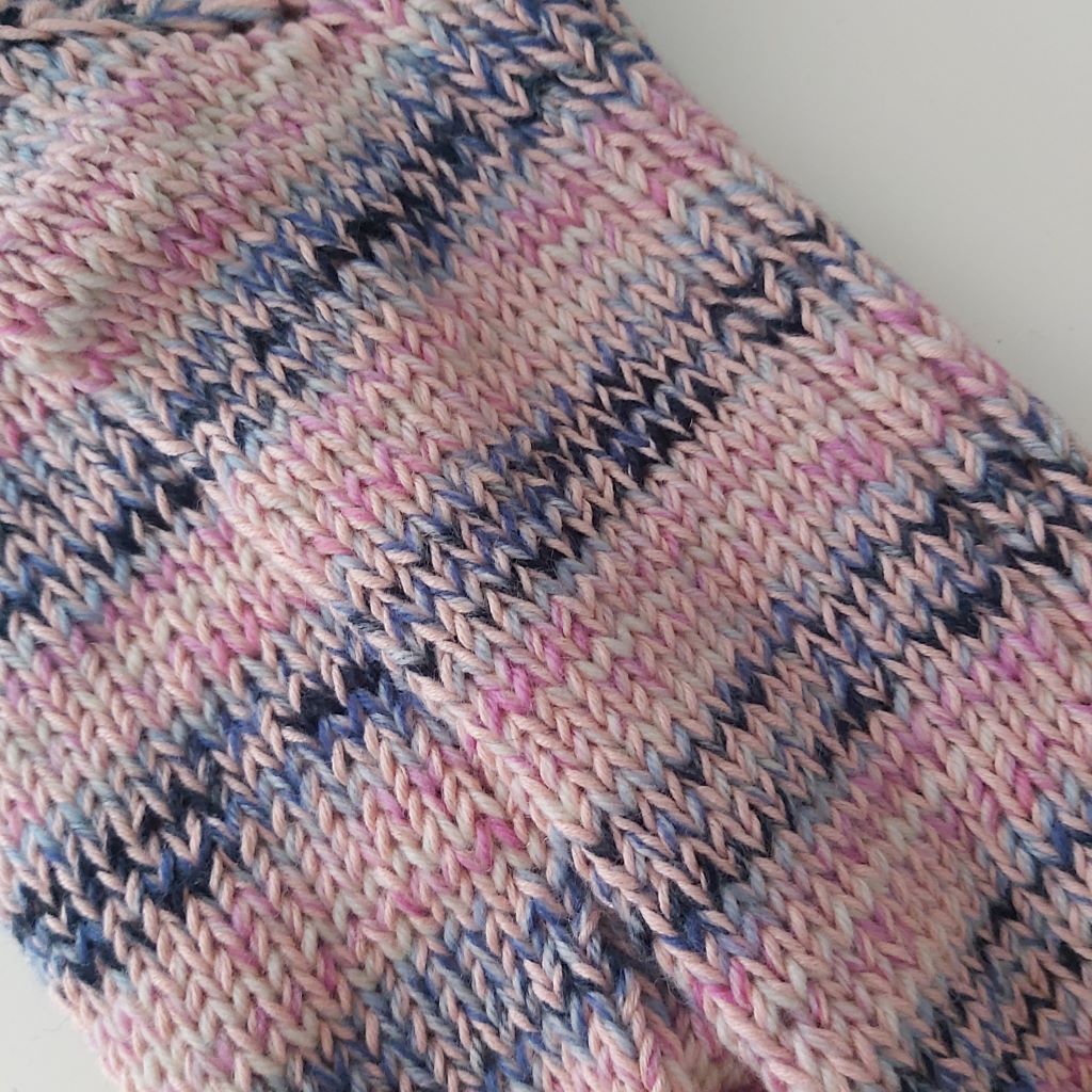 Rózsaszín–pink–szürke–kék színátmenetes, kézzel kötött zokni 
