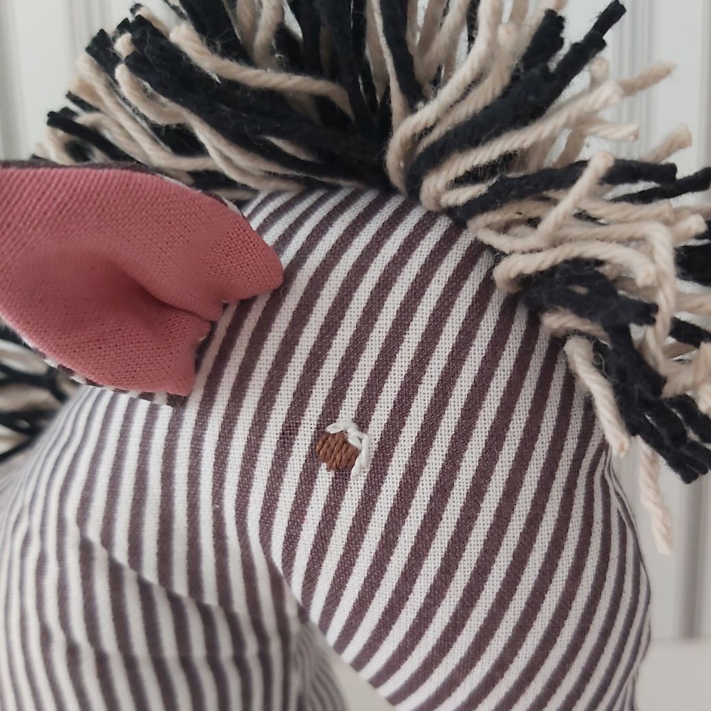 Egyedi, kézzel és géppel varrott játék zebra – Puha ölelni való barát