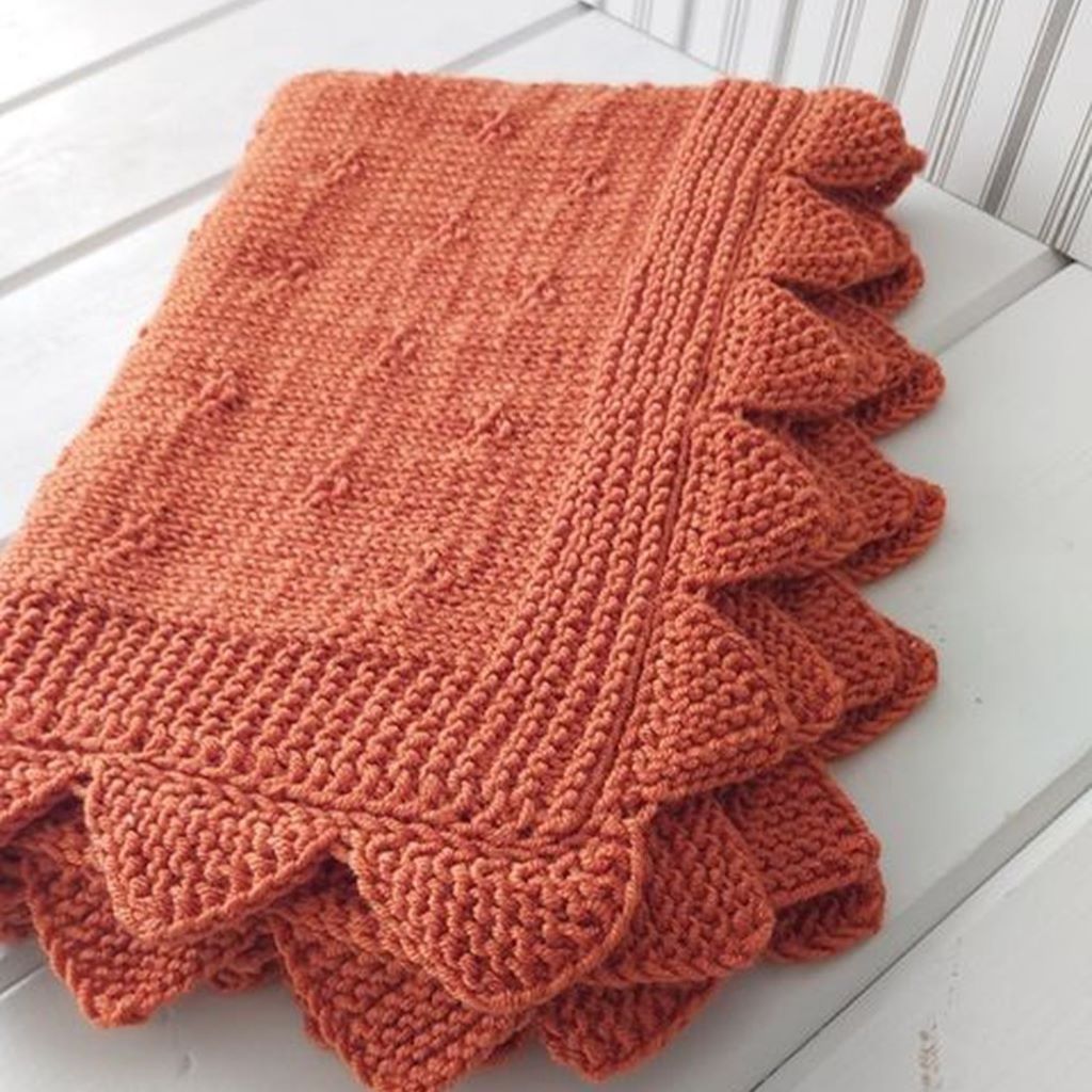 Rozsdabarna, kézzel kötött babatakaró maci sapkával