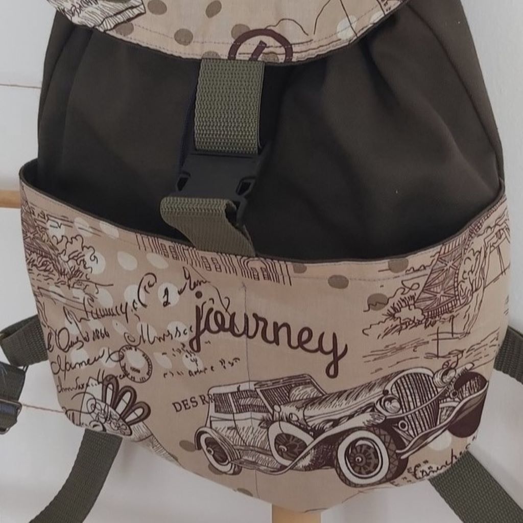 Oldtimer autós hátizsák – khaki színben, vintage hangulattal 
