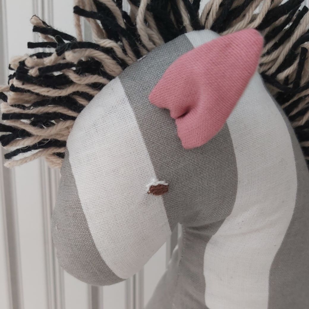 Egyedi, kézzel és géppel varrott játék zebra – Puha ölelni való barát