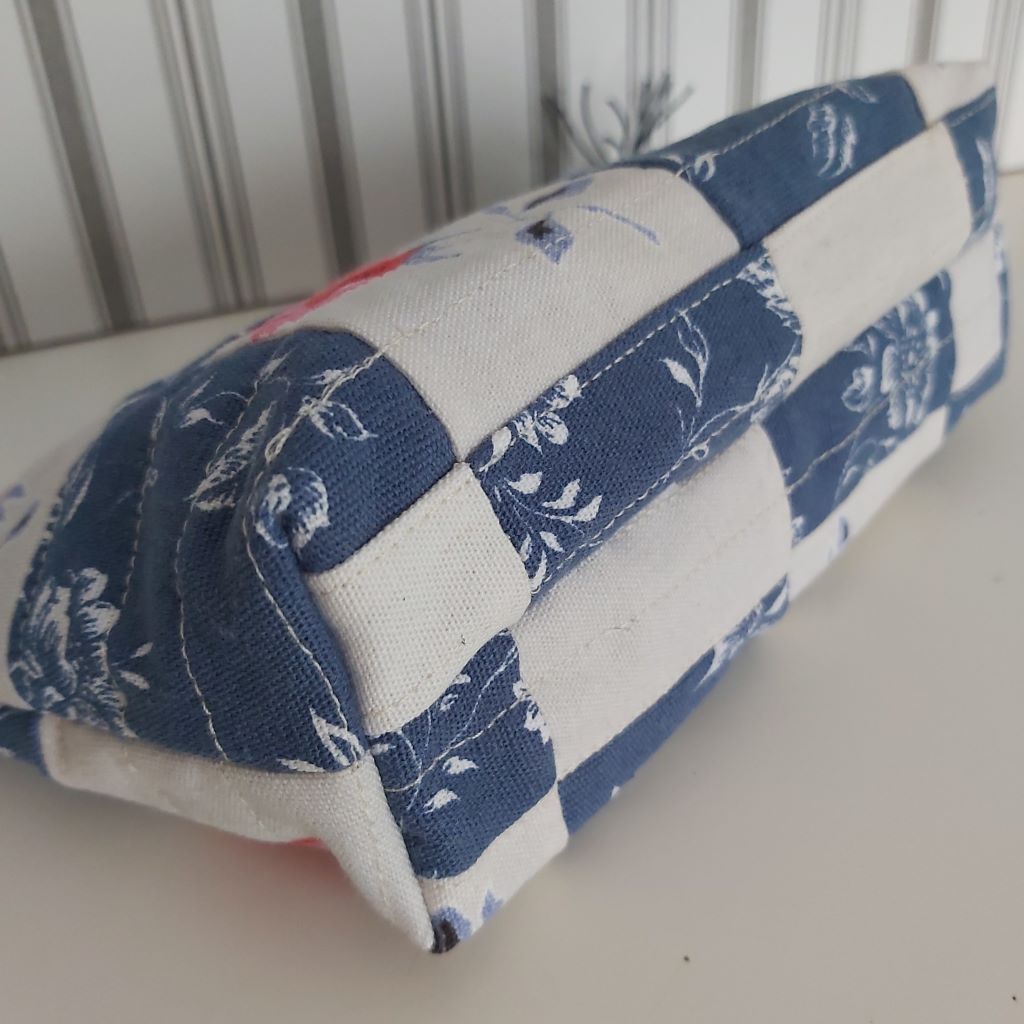 Rózsás-virágos patchwork neszesszer – egyedi, romantikus kézműves darab