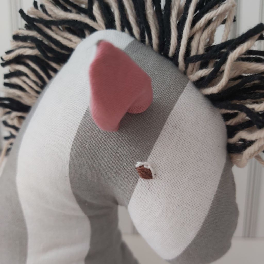 Egyedi, kézzel és géppel varrott játék zebra – Puha ölelni való barát