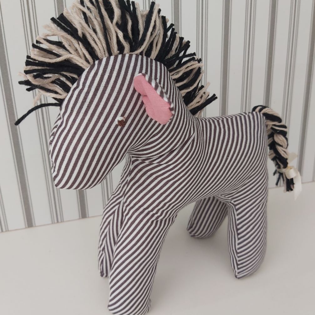 Egyedi, kézzel és géppel varrott játék zebra – Puha ölelni való barát