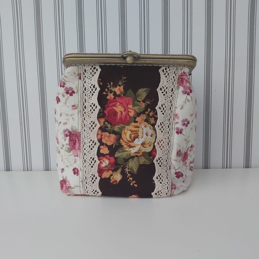 Rózsás, csipkés piperetartó / tároló – vintage romantika