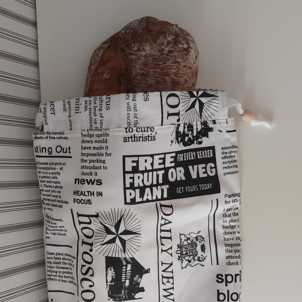 Kenyértartó zsák újságmintás pamutvászonból – No Waste kenyértároló PUL béléssel