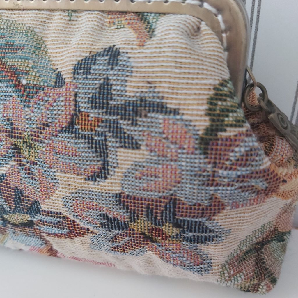 Vintage báj, kézműves elegancia – virágmintás gobelin tárca bagoly fityegővel