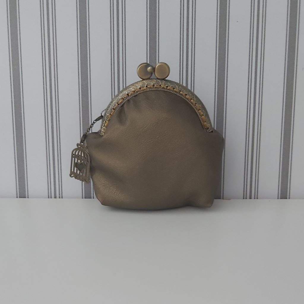 Metallic Leather bronz textilbőr neszesszer – romantikus vintage elegancia