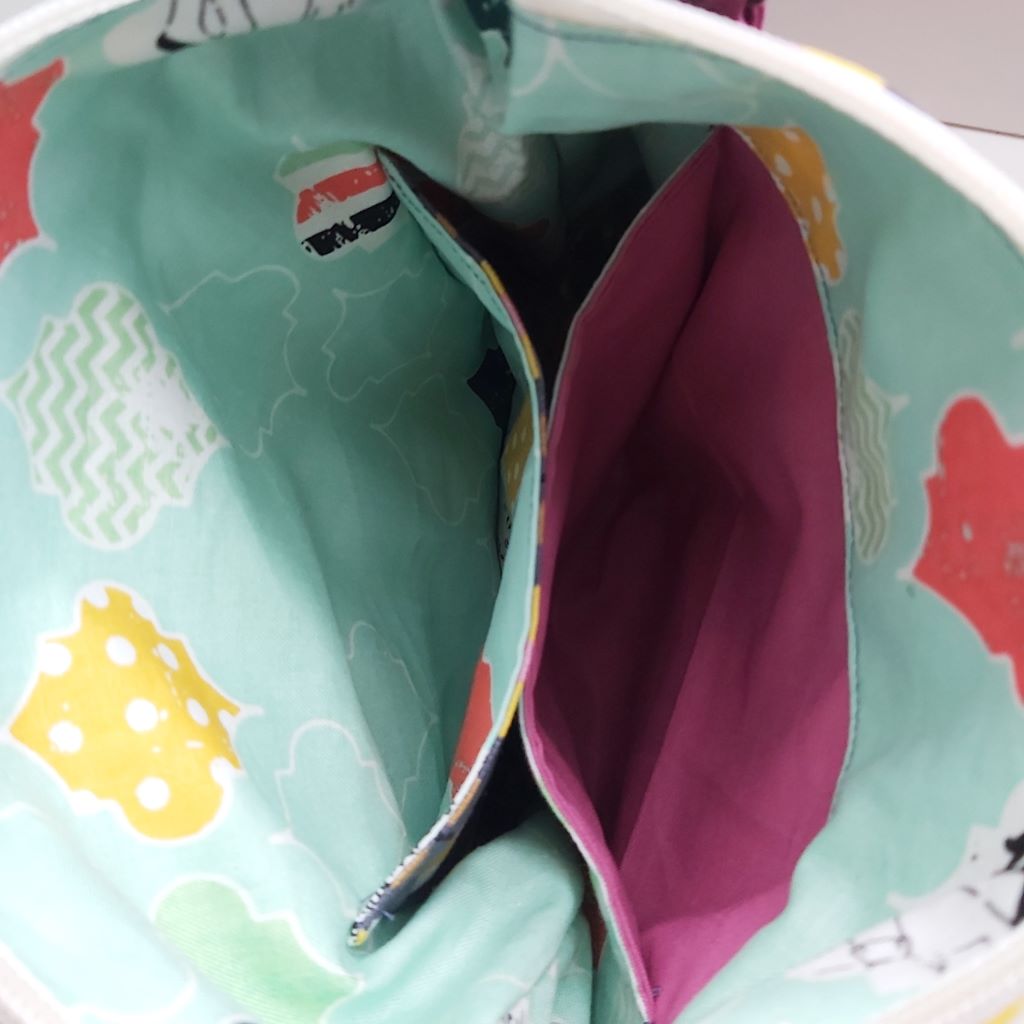 Tulipán mintás ÖKO-TEX vászonból  -  Cipzáras, sokzsebes válltáska