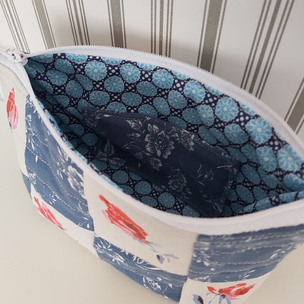 Rózsás-virágos patchwork neszesszer – egyedi, romantikus kézműves darab