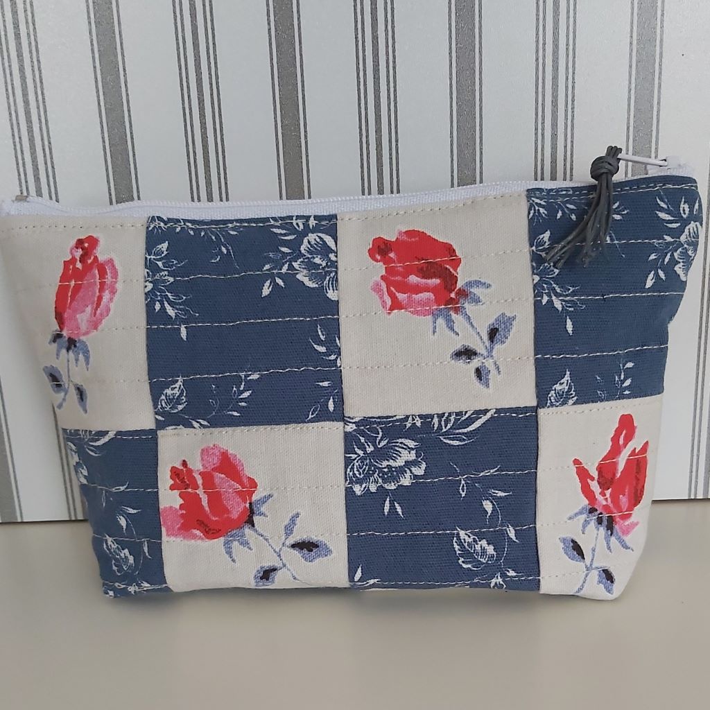 Rózsás-virágos patchwork neszesszer – egyedi, romantikus kézműves darab